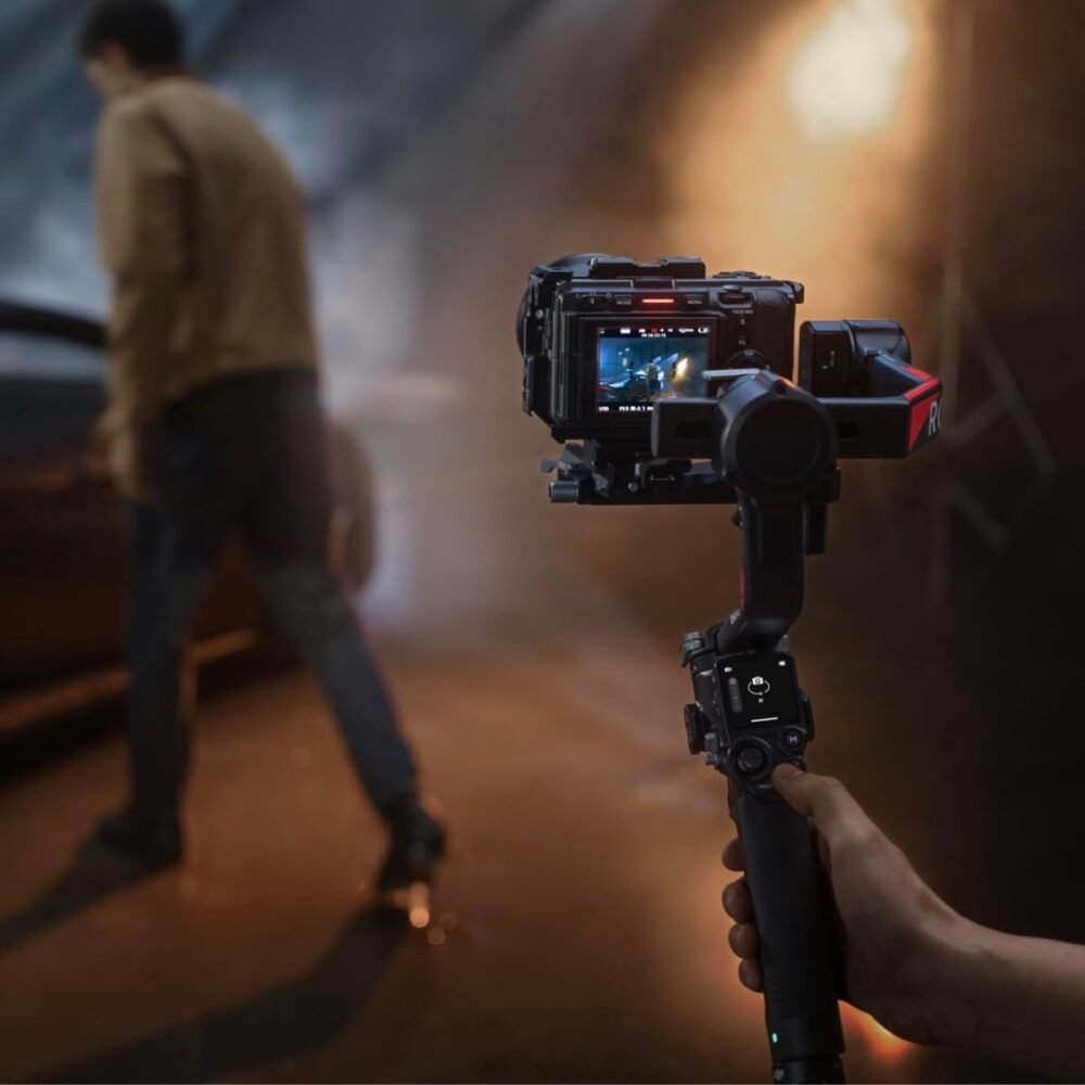 DJI RS 4 Pro Combo, 3-Axis Gimbal Stabilizer for DSLR & Cinema Cameras Canon/Sony/Panasonic/Nikon/Fujifilm, Native Vertical Shooting, 4.5kg/10lbs Payload, with Image Transmitter & Focus Pro Motor - Image 7